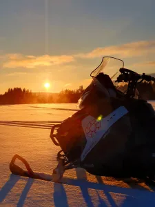 Kelkka talvimaisemassa