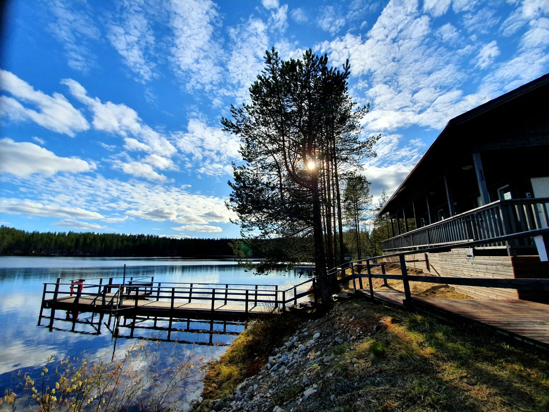 Villa Kovalampi laituri ja pihapiiri
